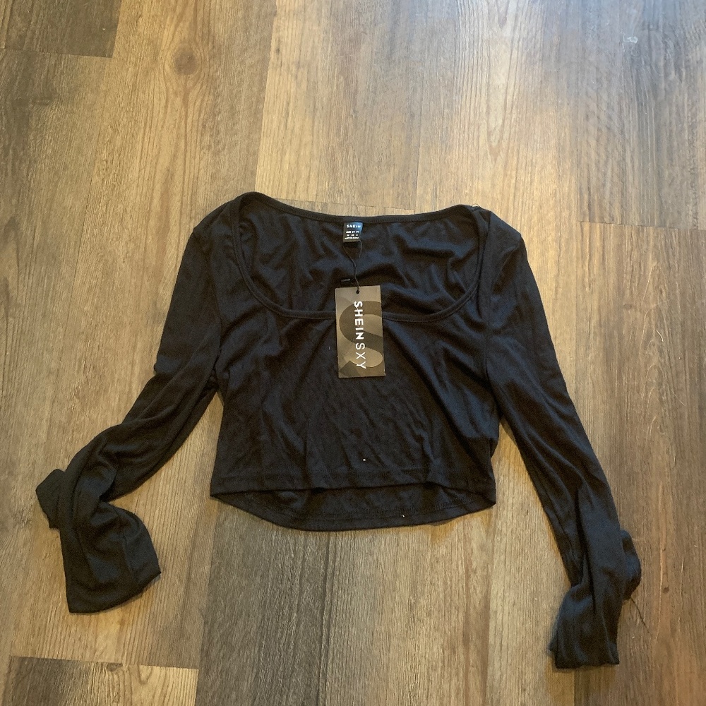 SheinSexy long sleeve cropped top. NWT. Retail 17‎